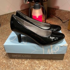 Women’s black pumps